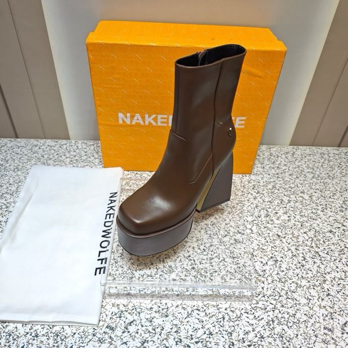 Fashionable Ankle boots on high heel фото 6