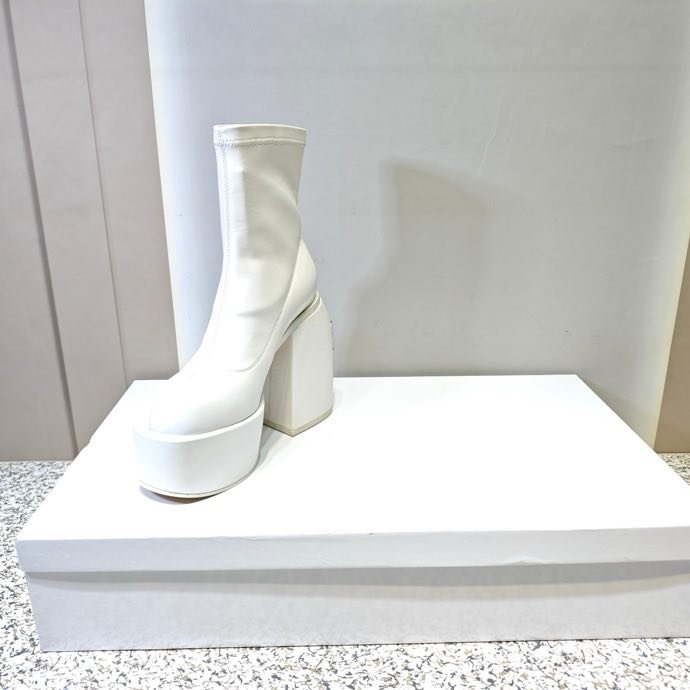 Fashionable Ankle boots on high heel фото 6