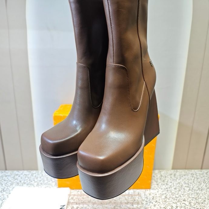 Fashionable Ankle boots on high heel фото 7