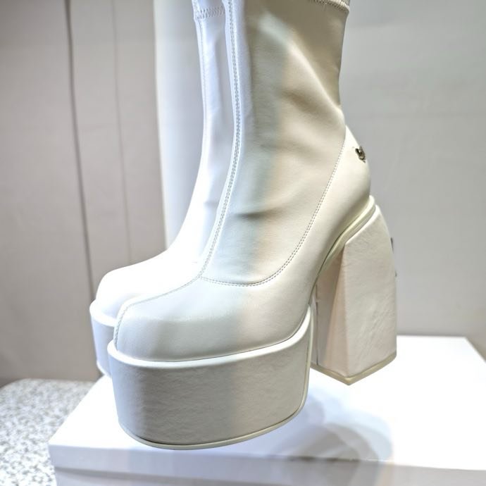 Fashionable Ankle boots on high heel фото 7