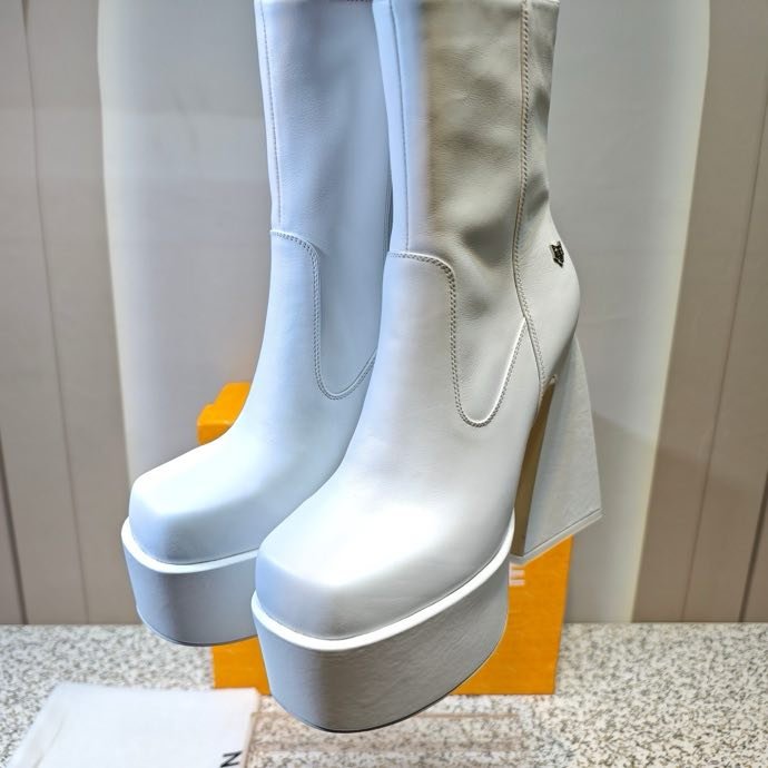 Fashionable Ankle boots on high heel фото 8