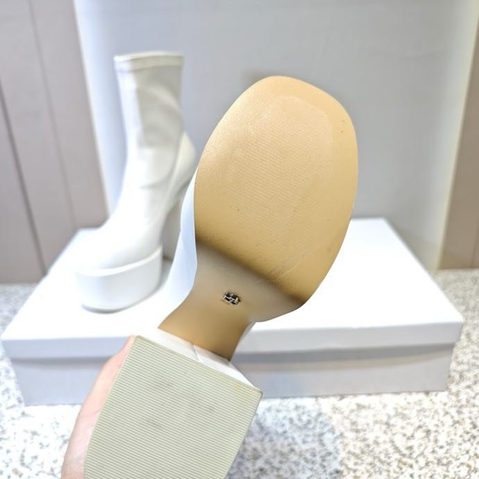 Fashionable Ankle boots on high heel фото 8