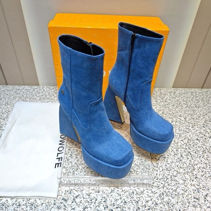 Fashionable Ankle boots on high heel фото 9