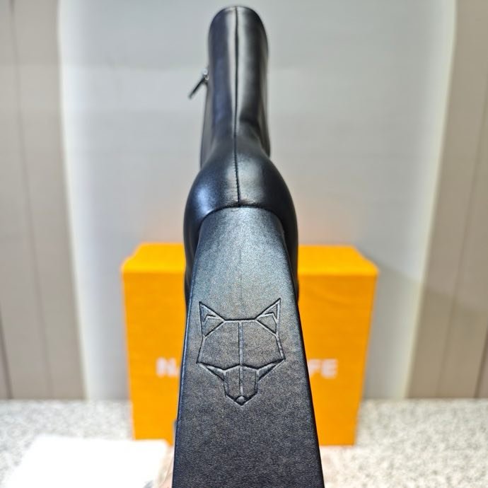 Fashionable Ankle boots on high heel фото 9