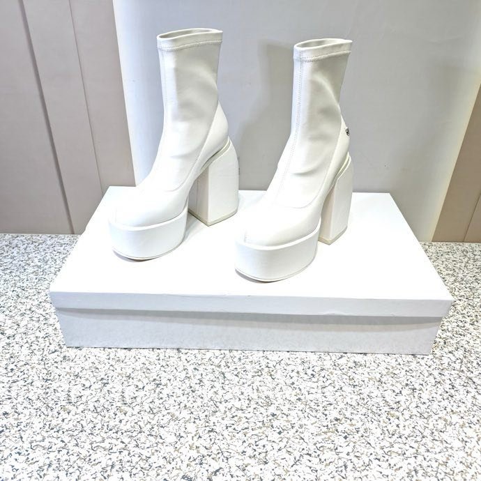 Fashionable Ankle boots on high heel фото 9