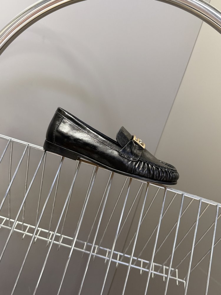 Мокасини жіночі шкіряні з металевої пряжкою на плоскою підошві класичні