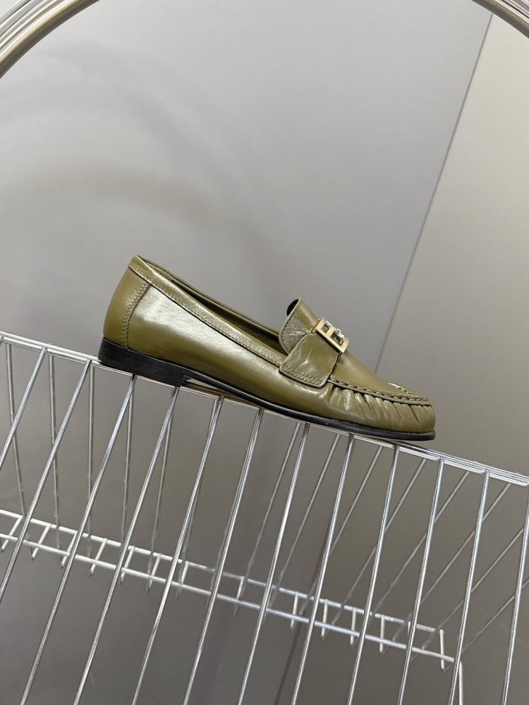 Мокасини жіночі шкіряні з металевої пряжкою на плоскою підошві класичні