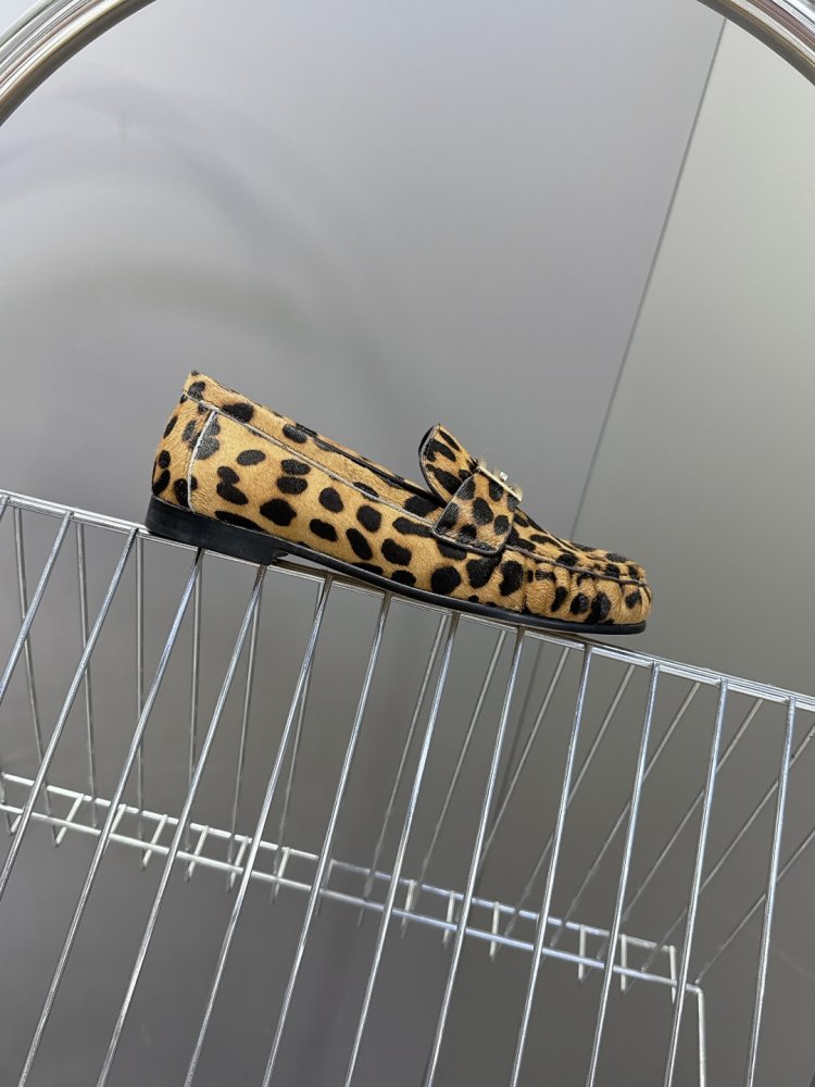 Мокасини жіночі шкіряні з металевої пряжкою на плоскою підошві класичні