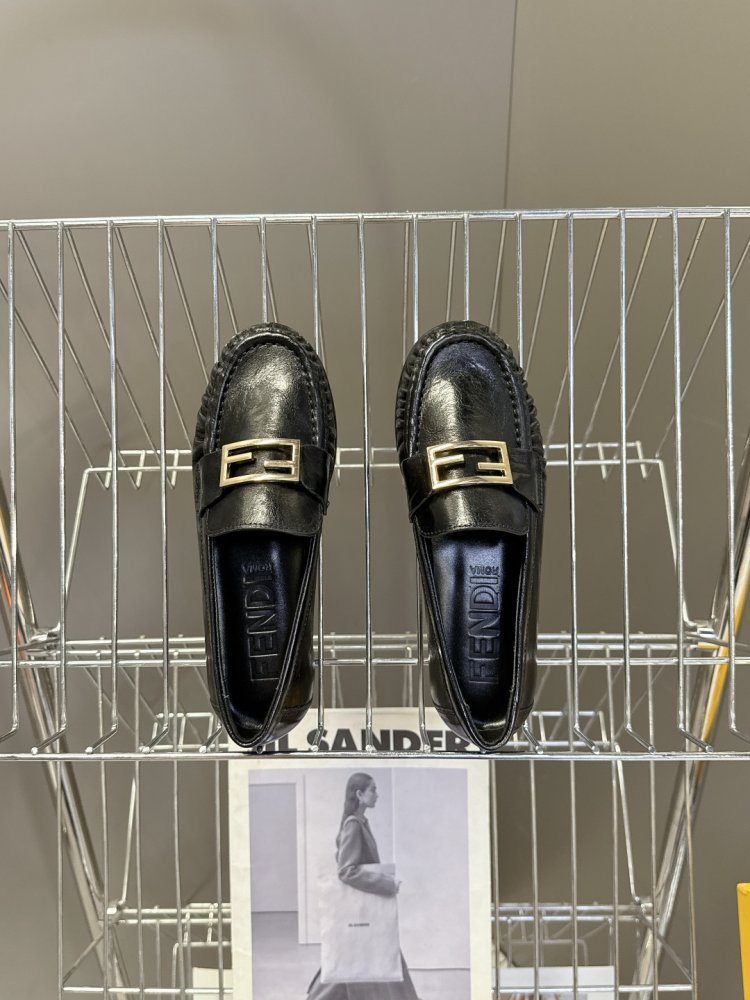 Мокасини жіночі шкіряні з металевої пряжкою на плоскою підошві класичні фото 6