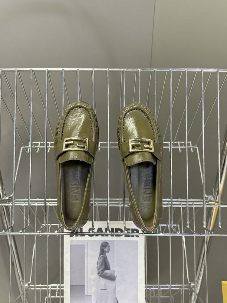 Мокасини жіночі шкіряні з металевої пряжкою на плоскою підошві класичні фото 6