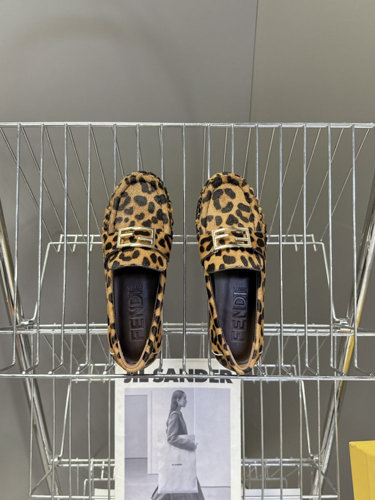 Мокасини жіночі шкіряні з металевої пряжкою на плоскою підошві класичні фото 6