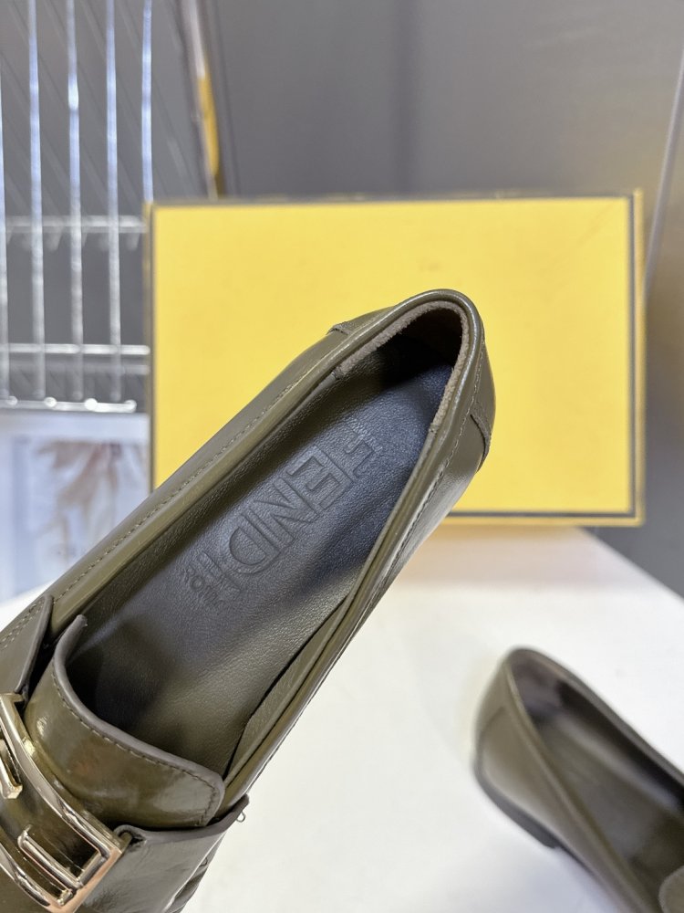 Мокасини жіночі шкіряні з металевої пряжкою на плоскою підошві класичні фото 7