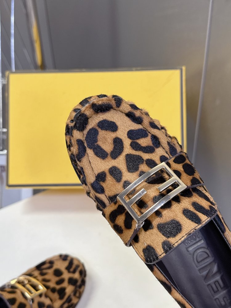 Мокасини жіночі шкіряні з металевої пряжкою на плоскою підошві класичні фото 7