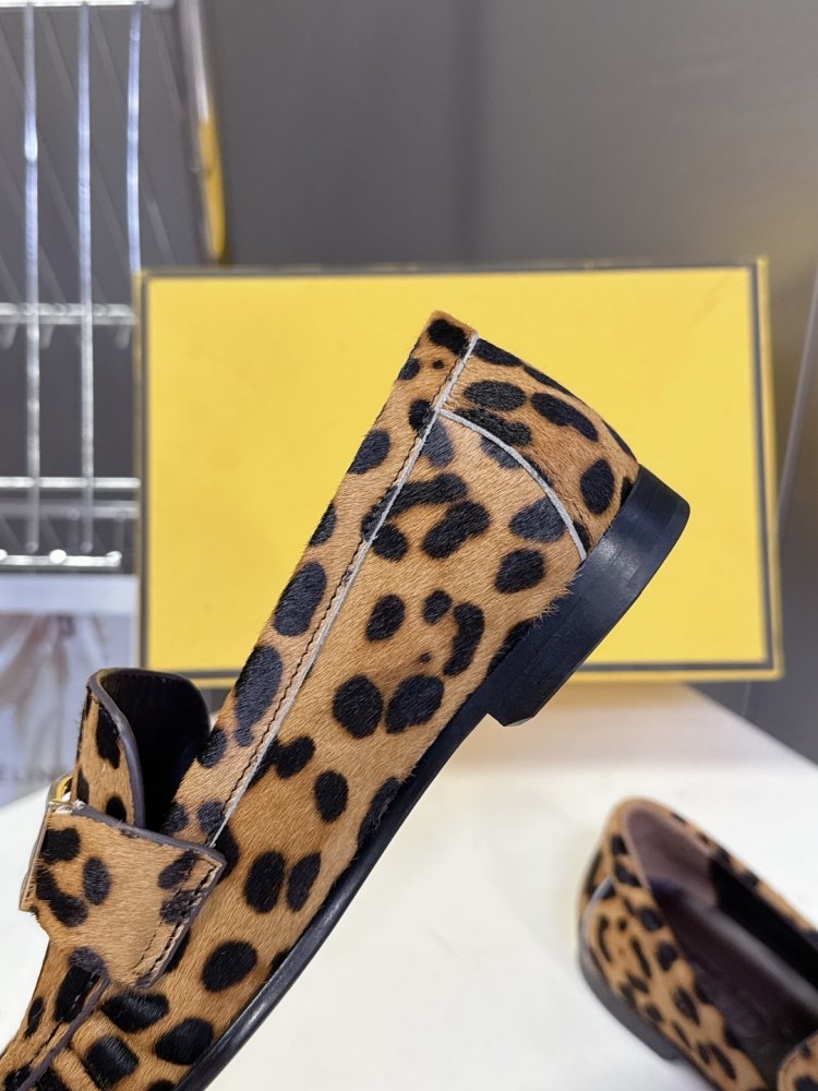 Мокасини жіночі шкіряні з металевої пряжкою на плоскою підошві класичні фото 8