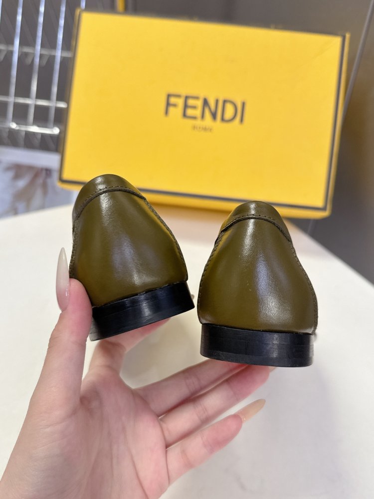 Мокасини жіночі шкіряні з металевої пряжкою на плоскою підошві класичні фото 9