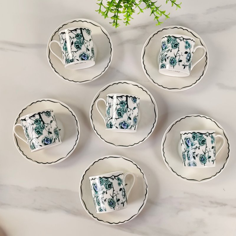 Набор из шести чашек и шести блюдец