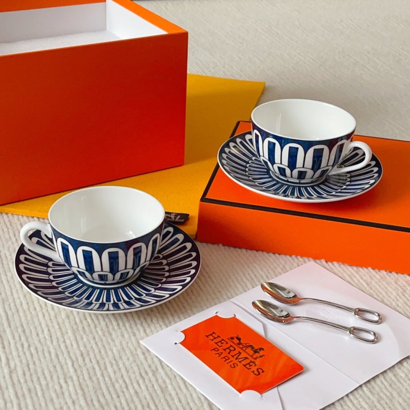 Набор посуды из костяного фарфора