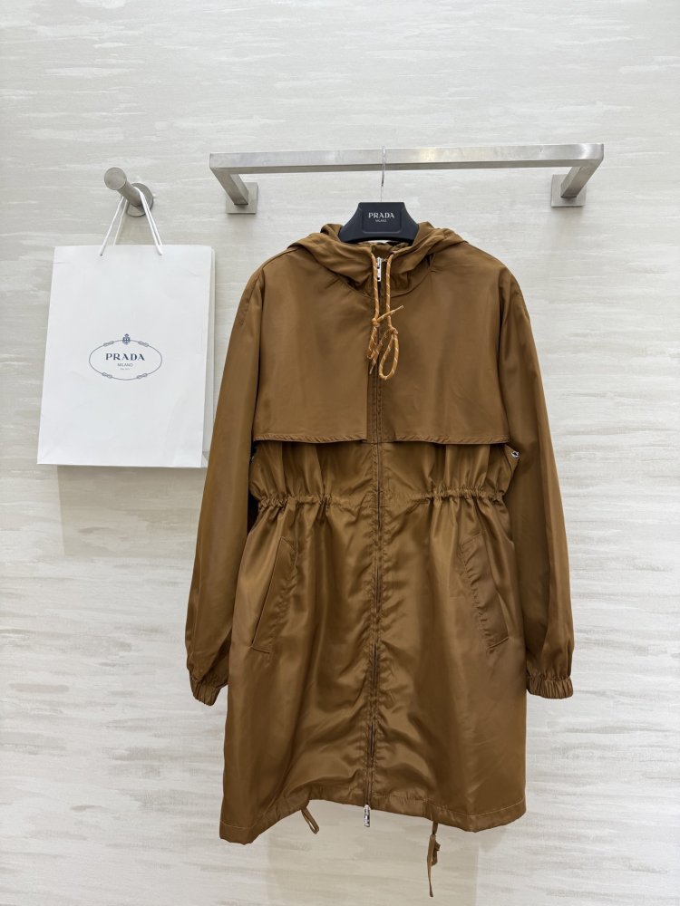 Нейлоновая куртка средней длины с капюшоном