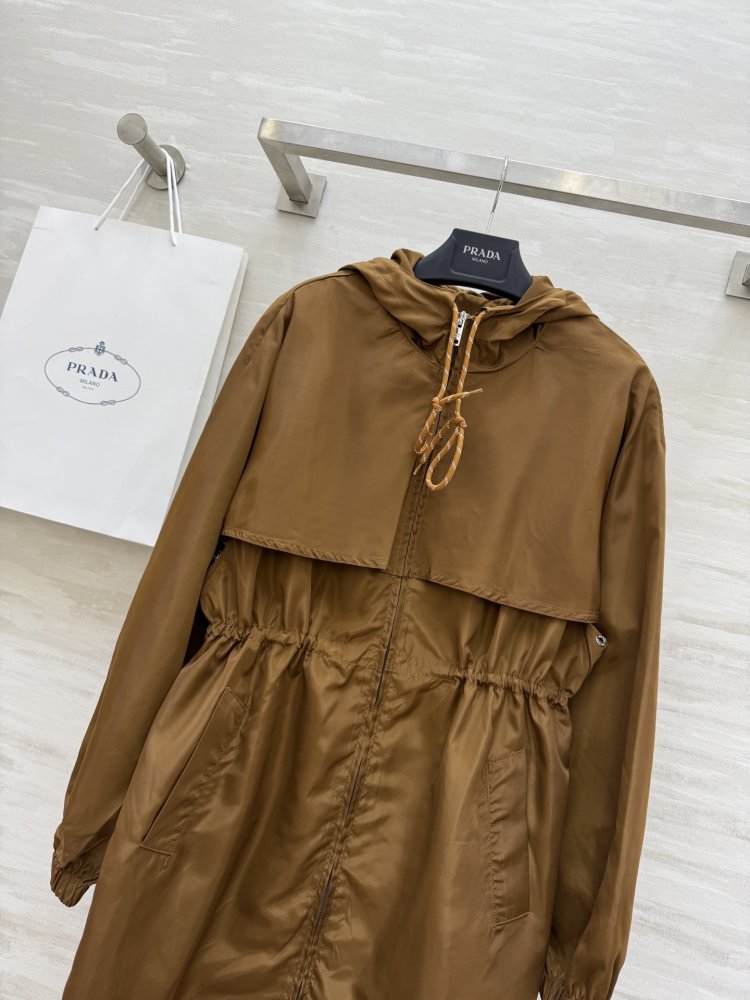 Нейлоновая куртка средней длины с капюшоном фото 2