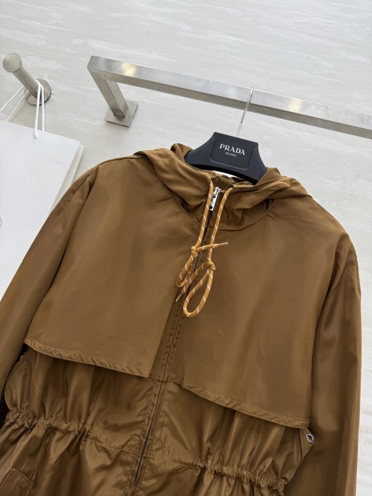 Нейлоновая куртка средней длины с капюшоном фото 3