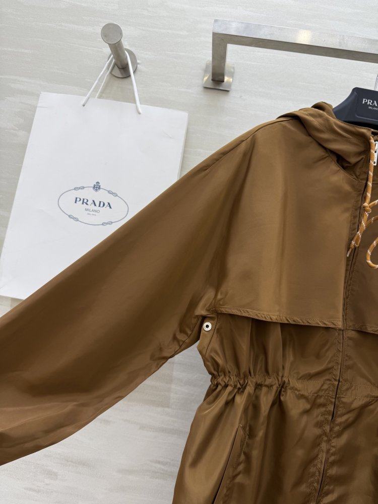 Нейлоновая куртка средней длины с капюшоном фото 4