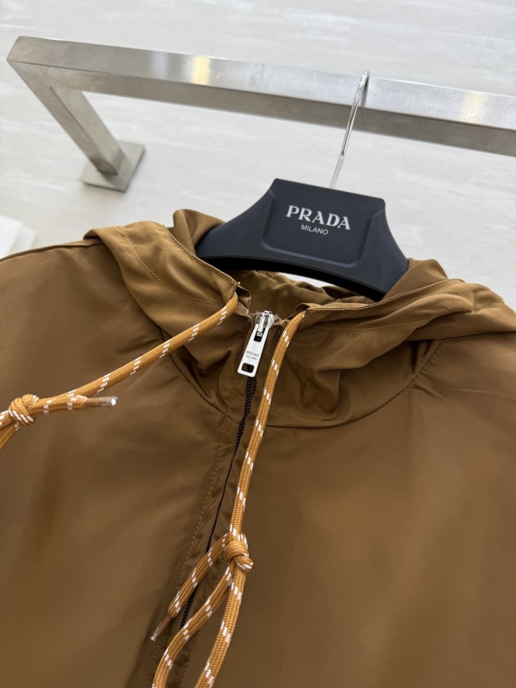 Нейлоновая куртка средней длины с капюшоном фото 5