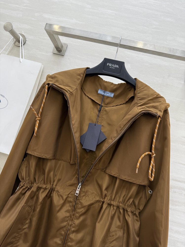 Нейлоновая куртка средней длины с капюшоном фото 6