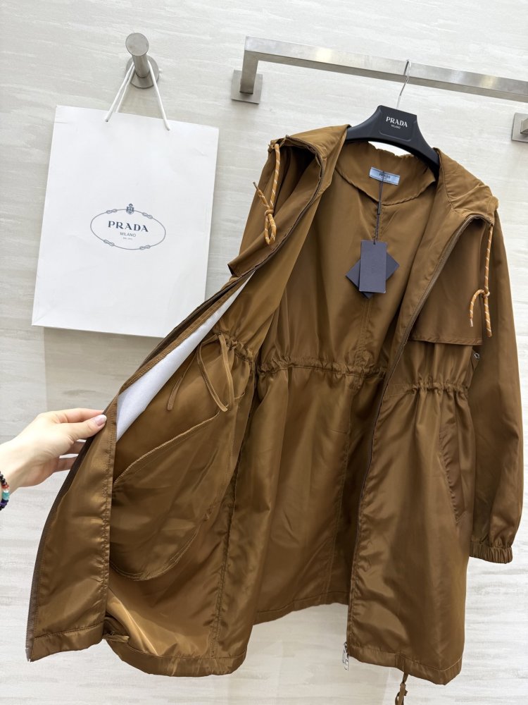 Нейлоновая куртка средней длины с капюшоном фото 8