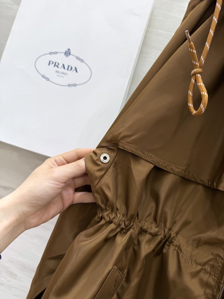 Нейлоновая куртка средней длины с капюшоном фото 9