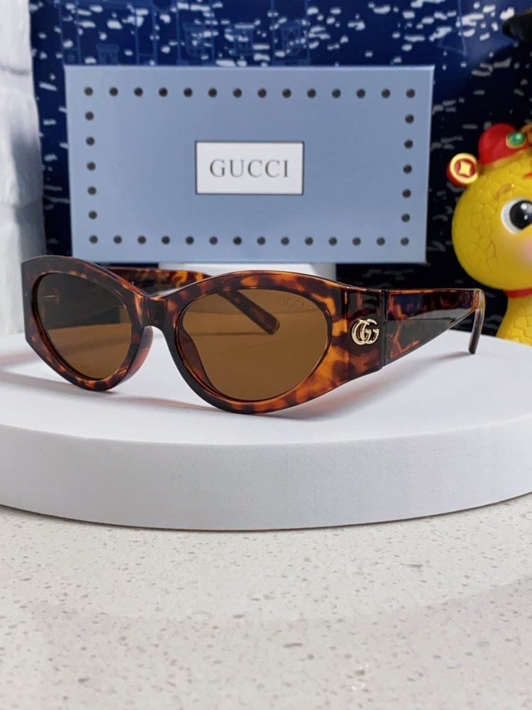 Очки солнцезащитные