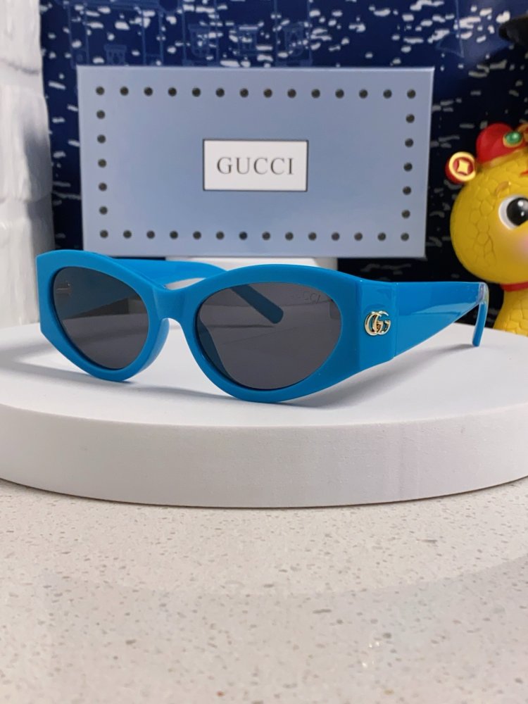 Очки солнцезащитные