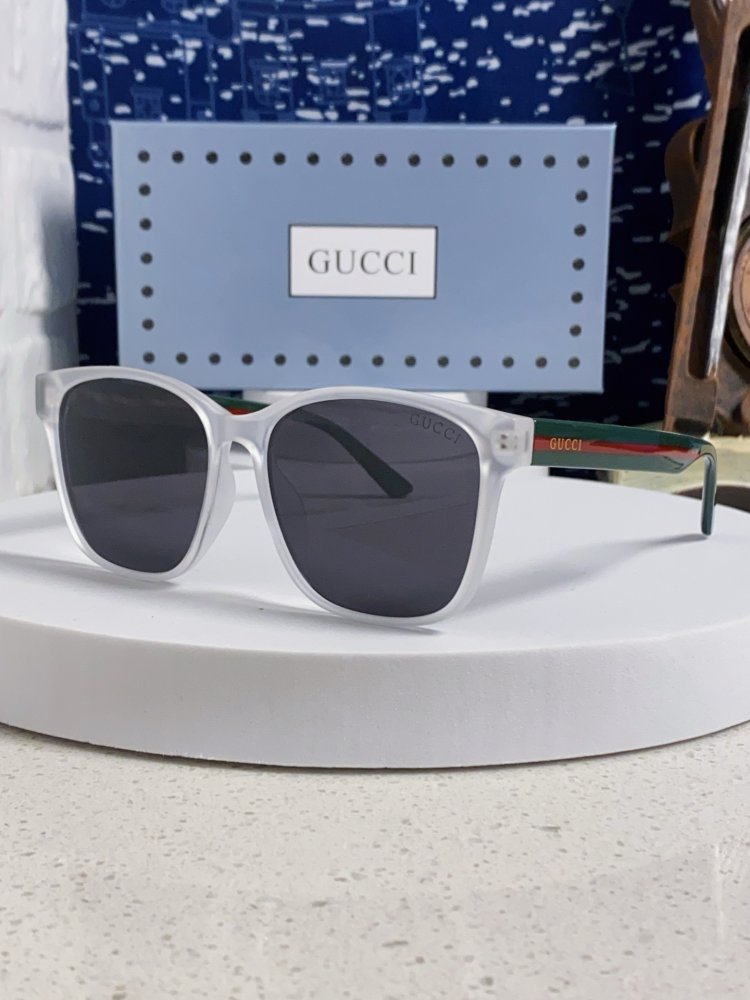 Очки солнцезащитные