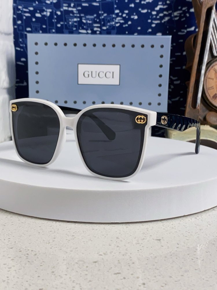 Очки солнцезащитные