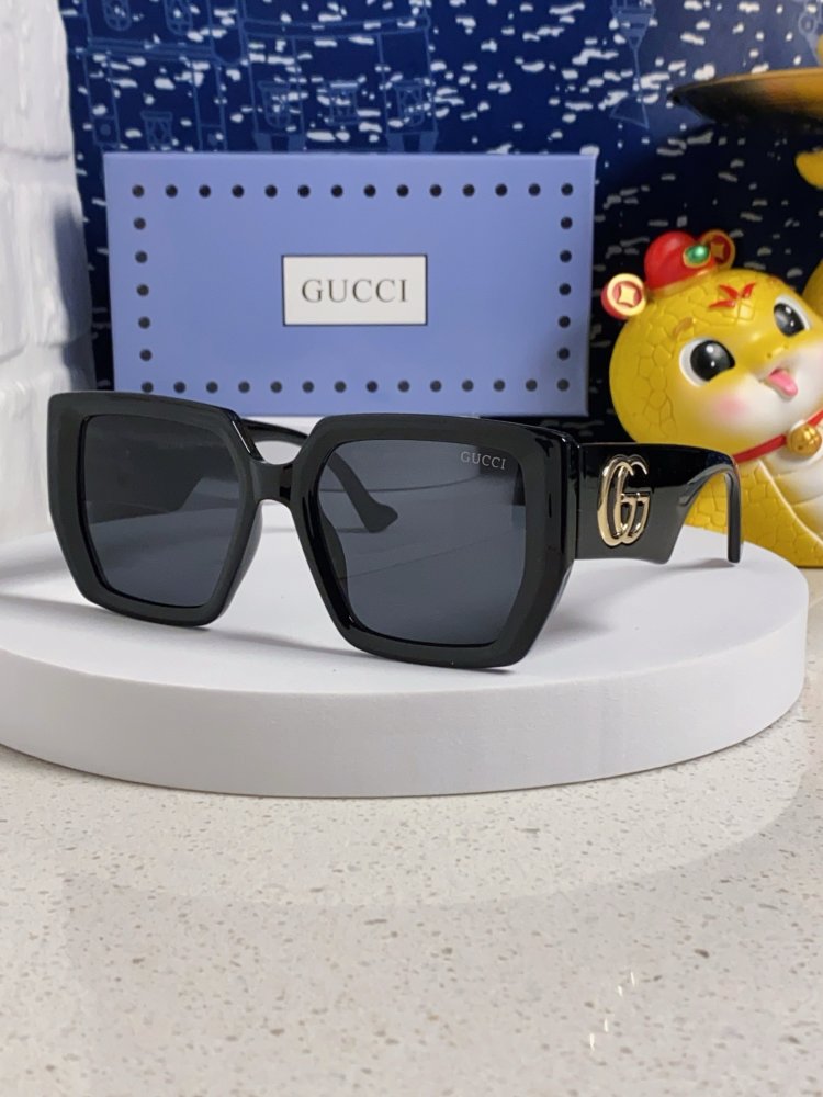 Очки солнцезащитные