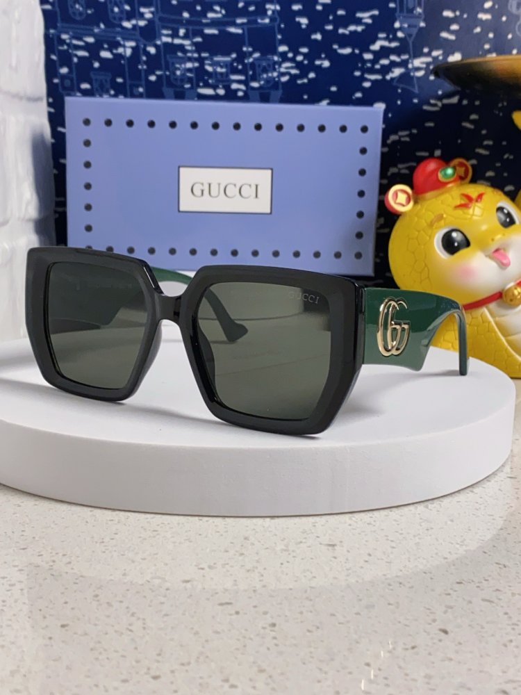 Очки солнцезащитные