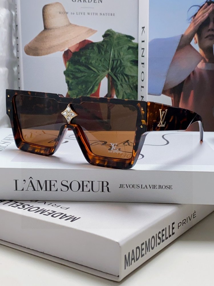 Очки солнцезащитные