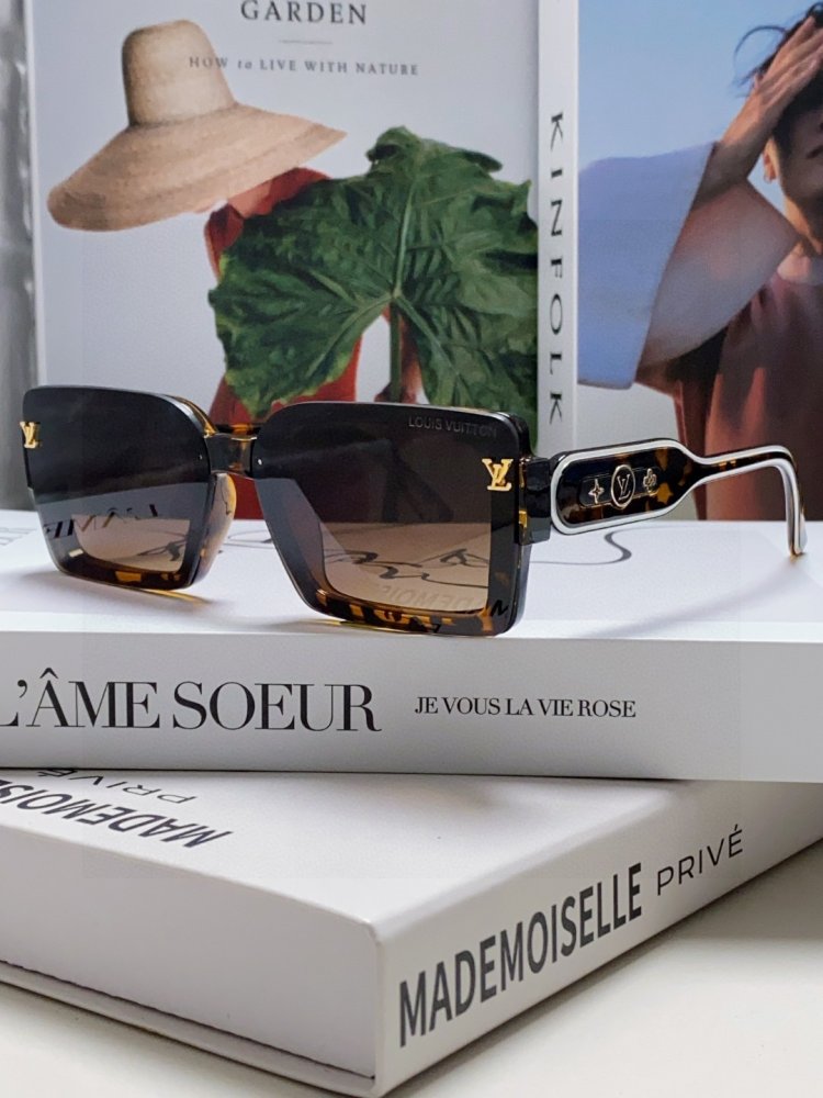 Очки солнцезащитные