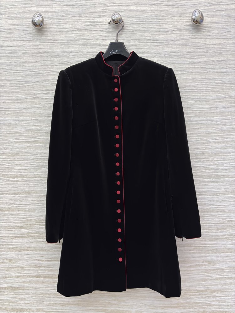 Однобортное бархатное платье с длинными рукавами