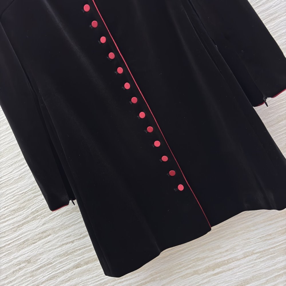 Однобортное бархатное платье с длинными рукавами фото 6