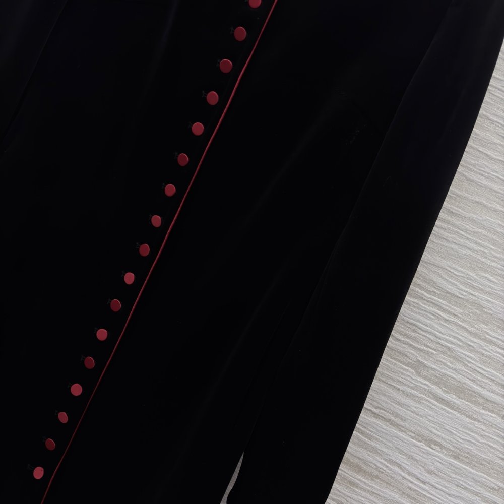 Однобортное бархатное платье с длинными рукавами фото 7