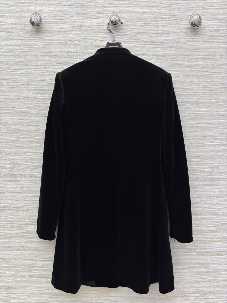 Однобортное бархатное платье с длинными рукавами фото 8