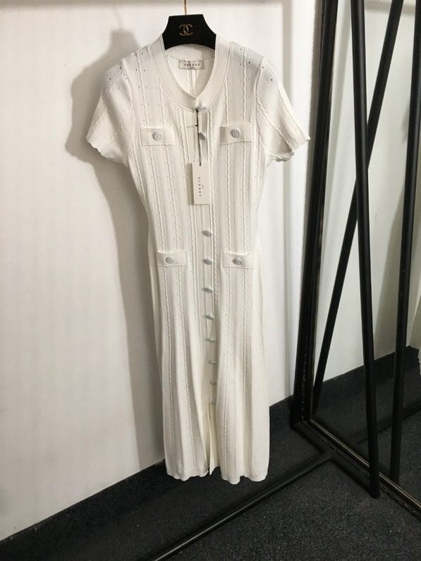 Однобортное облягає Плаття, Сукня