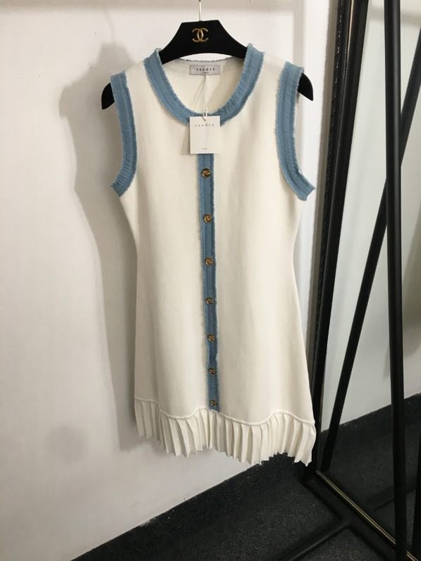 Однобортное трикотажное платье