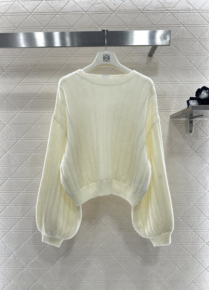 Monochromatic knitted pullover