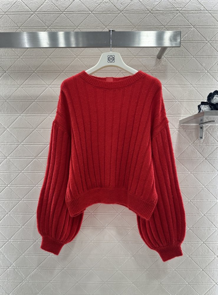 Monochromatic knitted pullover