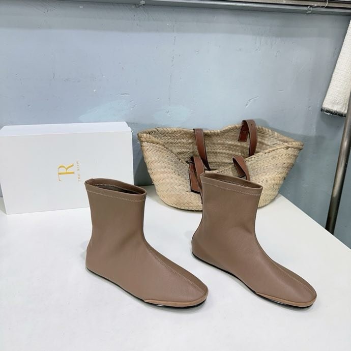 Autumn winter boots on flat soled