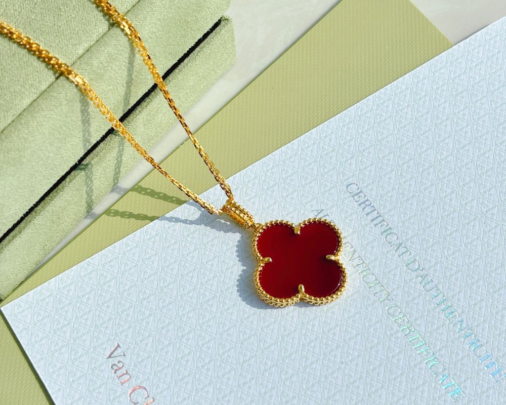 Ожерелье с камнем красный халцедон