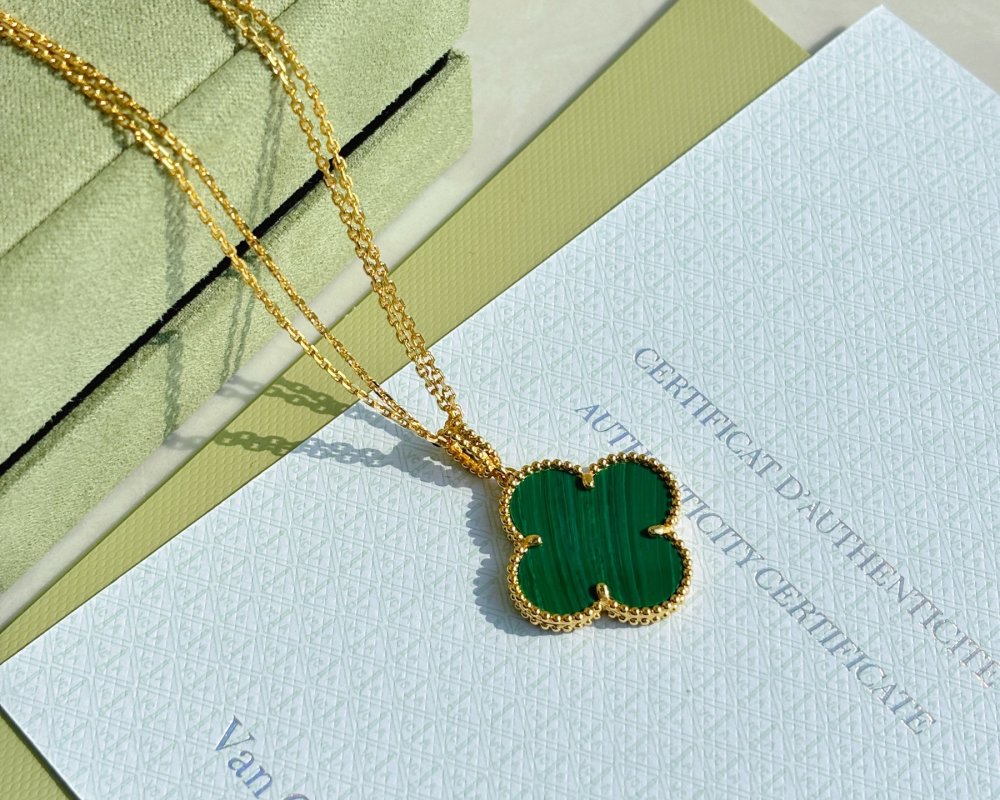 Ожерелье с камнем малахит