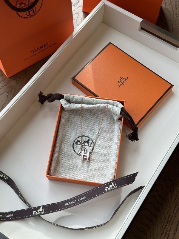 Ожерелье с кулоном