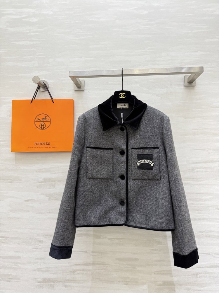 Coat of woolen velvet from collar